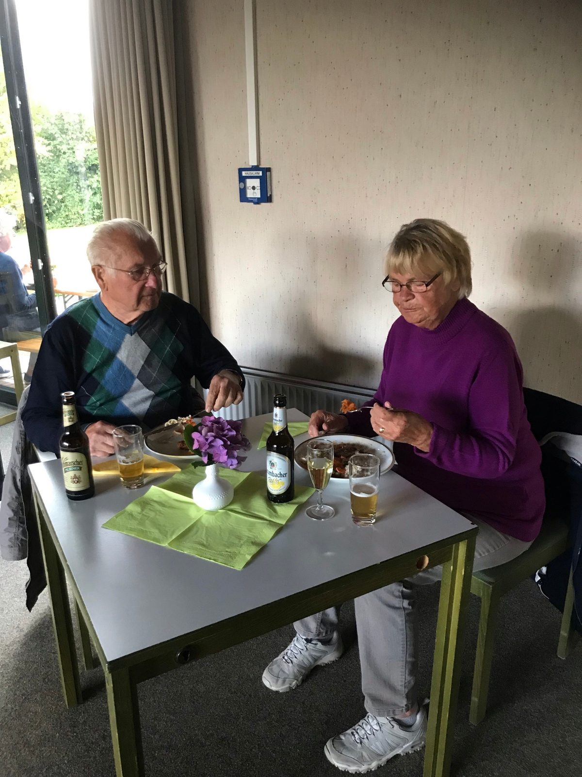 Gedeckte Tische beim Grillabend im Gemeindehaus